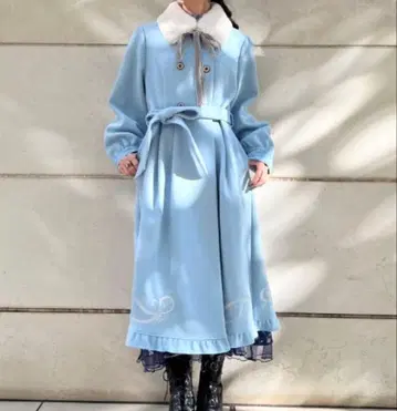 axes femme 눈꽃 자수 코트 스카이블루