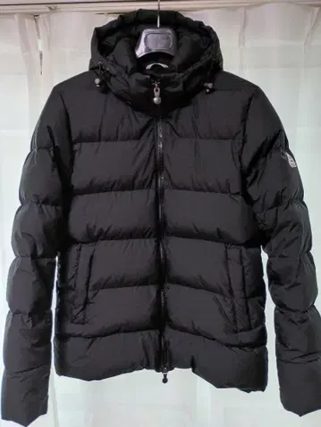 후드 부착 블랙 다운 자켓