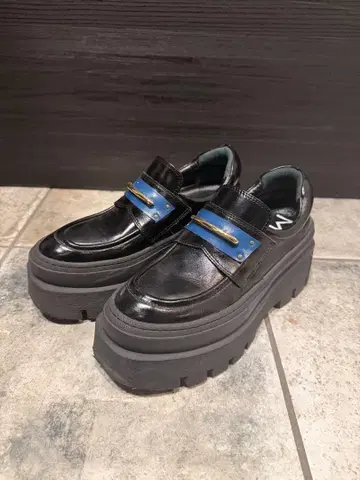 MANA 블랙 레더 플랫폼 로퍼