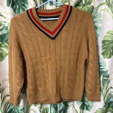 브라운 V넥 케이블 니트 스웨터