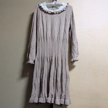 엑시즈팜 베이지 레이스 부착 긴팔 니트 원피스