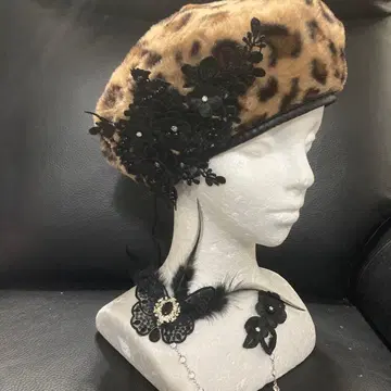 세련된 퍼 베레모 레오파드 페더 나비