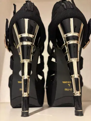 블랙 크로스 스트랩 하이힐