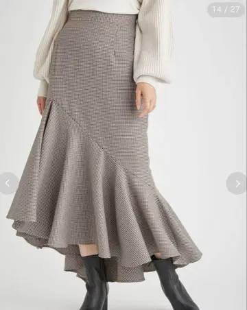 비대칭 프릴 체크 롱 스커트