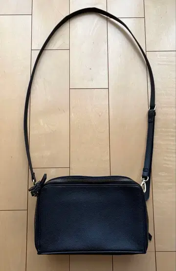 블랙 합성 피혁 숄더백