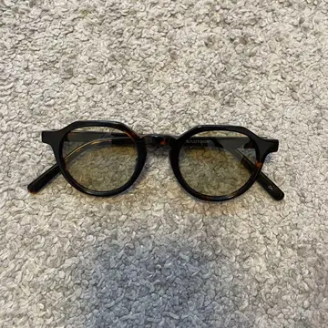GLASSES WITH COLOR LENS