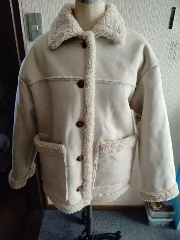 보아 카라 부착 크림색 플리스 자켓