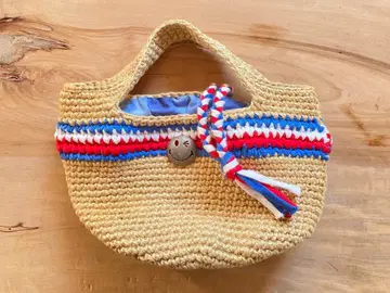 스트라이프 디자인의 바스켓백