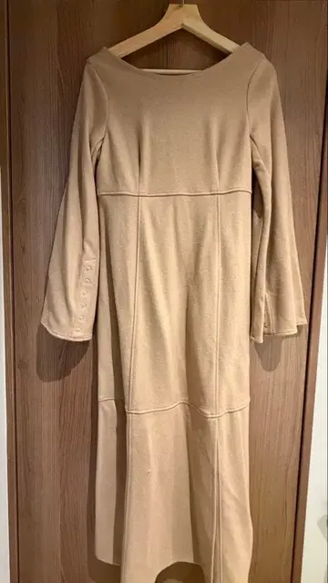 백 오픈 플레어 롱 원피스