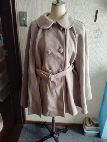 베이지 더블 브레스트 케이프 코트