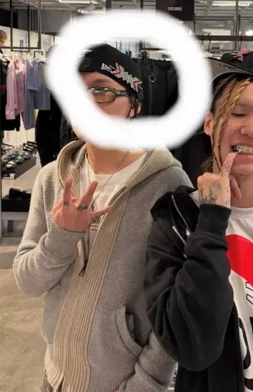 JAY 군 착용 브로치