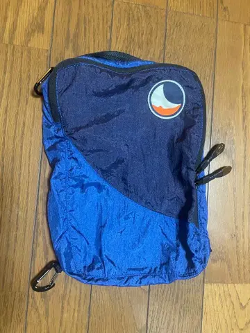 ticket to the moon 네이비 바디백 카라비너 포함