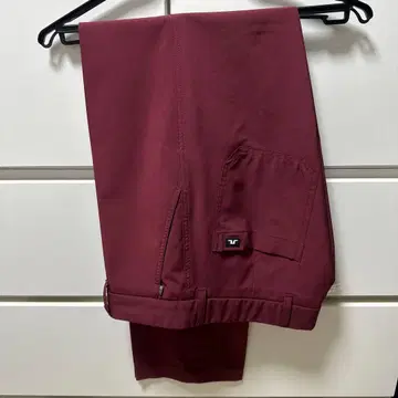 J. LINDEBERG 버건디 슬림핏 팬츠