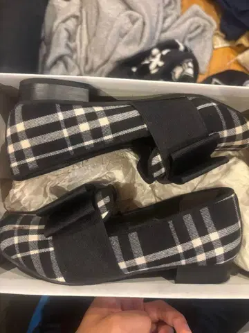 체크 무늬 리본 포함 플랫슈즈