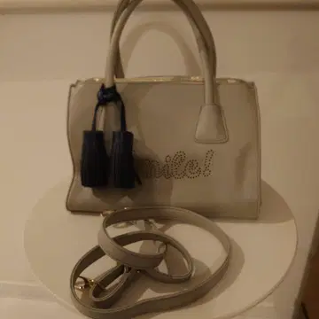 그레이 태슬 부착 핸드백