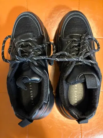 통굽 레이스업 볼륨 스니커즈 LOWRYS FARM 블랙