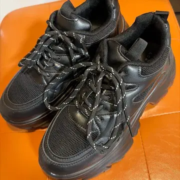 통굽 레이스업 볼륨 스니커즈 LOWRYS FARM 블랙