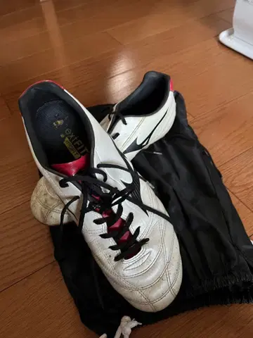 미즈노 축구화 화이트/레드 FG