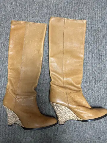 베이지 가죽 롱 부츠 웨지힐