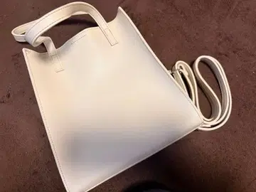 화이트 숄더백 토트 스타일