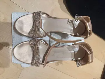 비쥬 장식 골드 샌들 하이힐