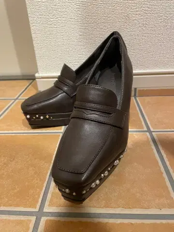 [ 새상품급 ] RANDA 스터드 부착 로퍼 22.0cm