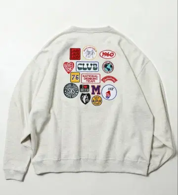 패치 포함 그레이 크루넥 맨투맨