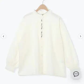 자수 들어간 화이트 버튼 셔츠