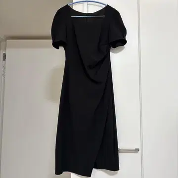 블랙 반팔 스퀘어넥 원피스