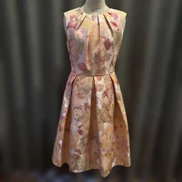 그레이스 콘티넨탈 꽃무늬 슬리브리스 원피스