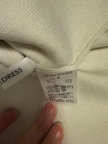 시착만 한 상품 LOUNGEDRESS 하이넥 총침 니트 아이보리