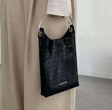 ADD CULUMN 블랙 숄더백