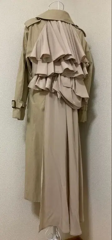베이지 프릴 트렌치코트