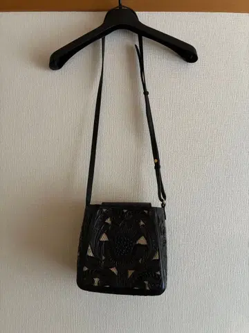 카빙트라이브스 블랙 숄더백 새상품급