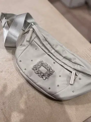 DIANA 나일론 바디백 라이트 그레이