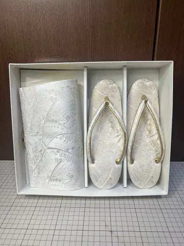 조리 와 꽃무늬 자수 클러치백 세트 화이트 x 골드 계열