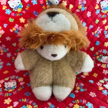 레트로 토끼가 라이온 인형옷을 입은 봉제 인형
