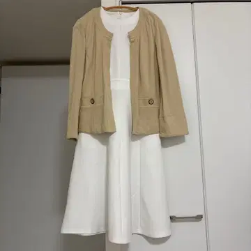 베이지 자켓과 화이트 드레스 셋업