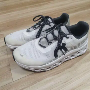 On Cloudstratus 화이트/그레이 스니커즈