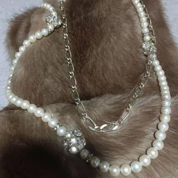 펄과 크리스탈 장식의 목걸이