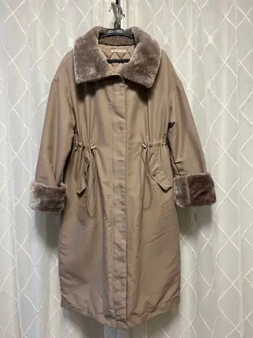 퍼가 달린 베이지 모즈 코트