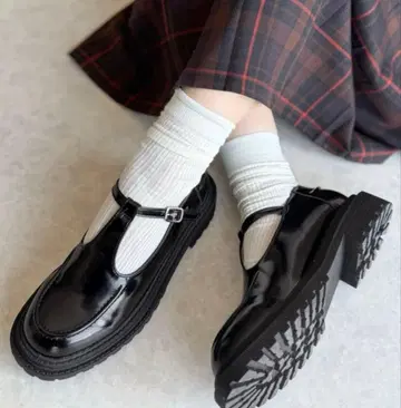 블랙 T 스트랩 통굽 로퍼