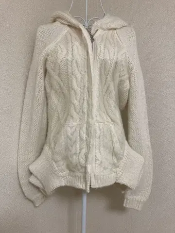 아이보리 케이블 짜임 후드 부착 니트 후드티