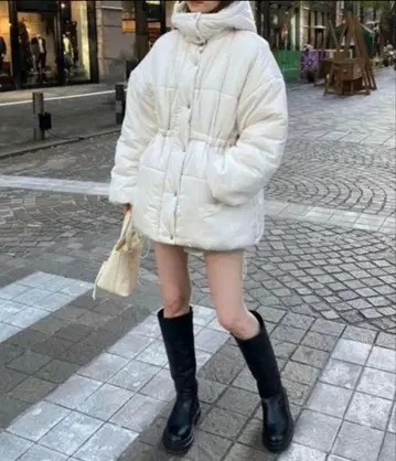 화이트 후드 부착 다운 자켓