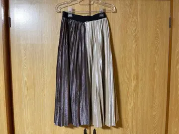 브라운과 골드의 플리츠 스커트