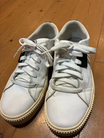 Puma 화이트 가죽 스니커즈