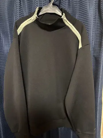 ADAM ET ROPE 블랙 하프 지퍼 맨투맨