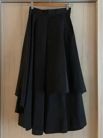 언리드의 레이어드 디자인 와이드 팬츠