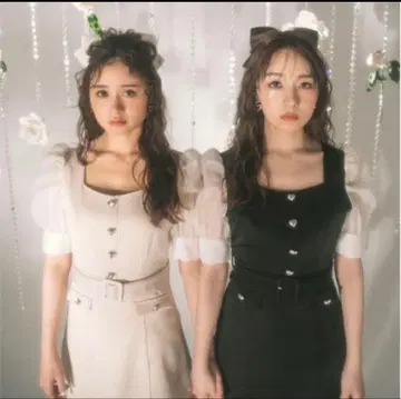 BUBBLES 하트 버튼 스퀘어넥 원피스 블랙