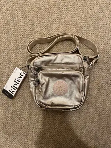 키플링 골드 숄더백